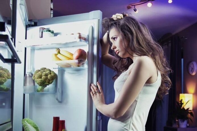 fata la frigider in timp ce urma dieta ei preferata