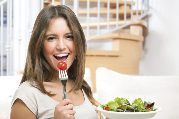 mâncând salată de legume pe o dietă preferată