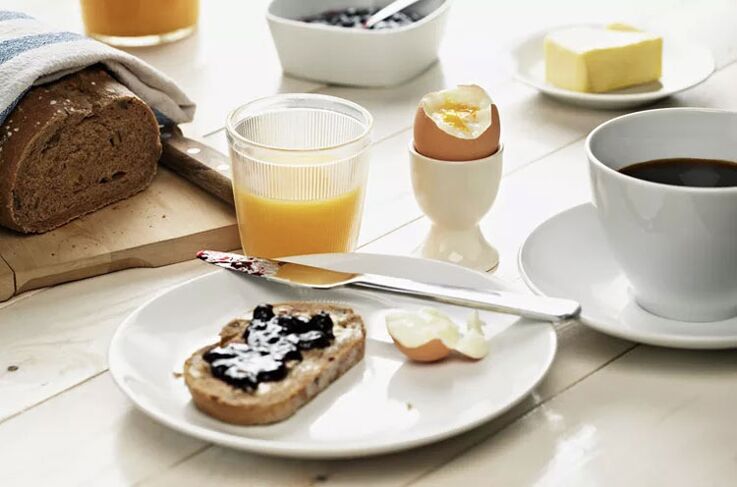 Pâine prăjită cu cereale integrale, un ou și o ceașcă de cafea - mic dejun pe un meniu de dietă de 1500 de calorii